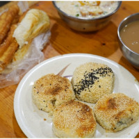 南投中興新村美食推薦！黑狗兄傳統手工餅舖 50年眷村味，燒餅油條、蟹殼黃、鹹豆漿必吃。