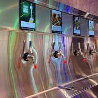 馬辣新品牌在信義區！椒朋友辛潮麻辣鍋4大亮點，酒牆 哈根達斯無限吃。