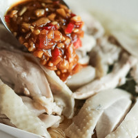 基隆排隊雞肉飯！永記雞肉飯 爆量雞肉飯超爽，特製辣醬必加、雞湯免費續。