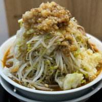 台北二郎系拉麵推薦！龍人拉麵 加爆菜量、最低250元吃超飽，東區排隊美食必吃。