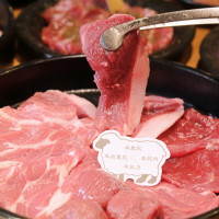 旭川成吉思汗大黑屋菜單曝！一人開吃北海道烤羊肉，無低消 肉盤260元就有。