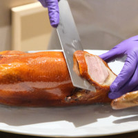 烤鴨1190元搶吃！信義區新開「芯聚苑」必吃菜推薦，4大優惠吃起來。