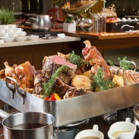 挑戰比旅展還優惠！台北君悅酒店推出「全館用餐」72折優惠，只要揪滿四人即可享有優惠，再加碼送你生日蛋糕。