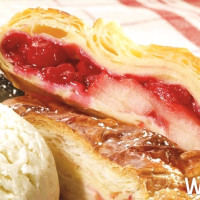 啤酒控準備嗨翻萬聖節！GB鮮釀餐廳推出限量「黑櫻桃蘋果派」，甜點配黑啤酒打造萬聖節最嗨派對。