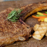 這次不私藏了！「金色三麥」員工私房菜大公開，在地頂級肉品「究好豬」首次登場。