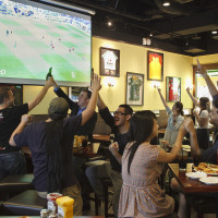 一起瘋世足！運動餐廳看球賽 熱血沸騰一整晚！
