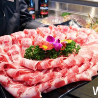 火鍋控久等了！豪奢火鍋潮店「鐵支」強勢插旗Neo19，要用世界Ａ級食材搶攻信義區頂級火鍋商機，再加碼抽限量百夫長裘莉包。