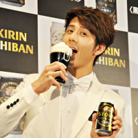 黑白配旋風襲捲→一番搾X胡宇崴 黑白配限量清涼開賣