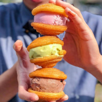 天母人今天就衝「Street Churros天母概念店」！韓國超人氣吉拿圈不限量買一送一，獨家限定「吉那冰淇淋夾心」只有天母人有。