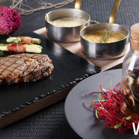 別在迷戀你的爛桃花！台南晶英酒店牽線祀典武廟推出「拐杖月老限定餐點」，並舉辦月老廟巡禮「招桃花講座」讓你追愛好EASY。