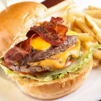 天天有特價！「FRIDAYS漢堡月」啟動，五款正宗美牛漢堡超牛上市！