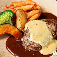 日式漢堡排買一送一！東京知名「山本漢堡排」再掀美食新話題，限時推出「社群打卡即送漢堡排乙份」優惠活動。