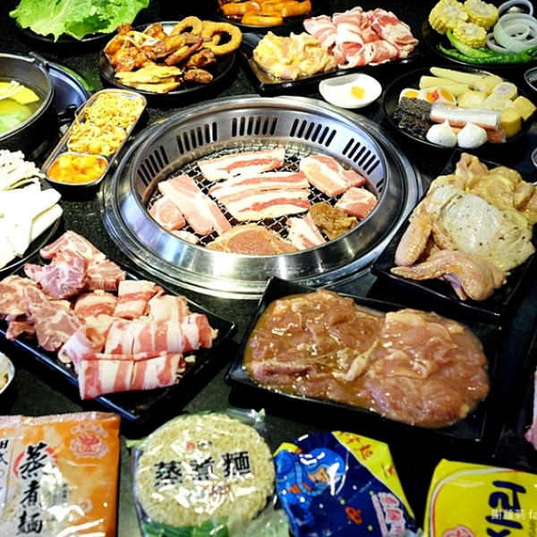 豬對有燒烤吃到飽