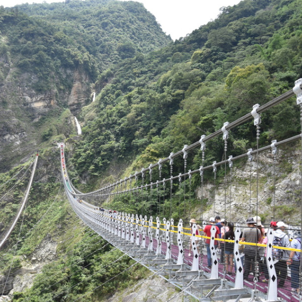 雙龍瀑布七彩吊橋