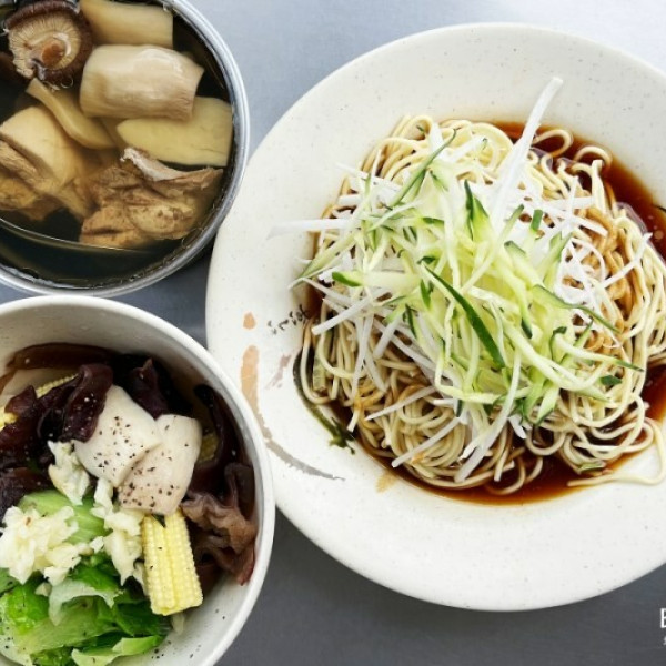 媽寶涼麵。雞湯。滴雞精