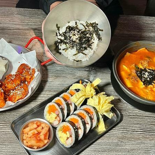 摸摸韓食堂 모모식당 台中一中店