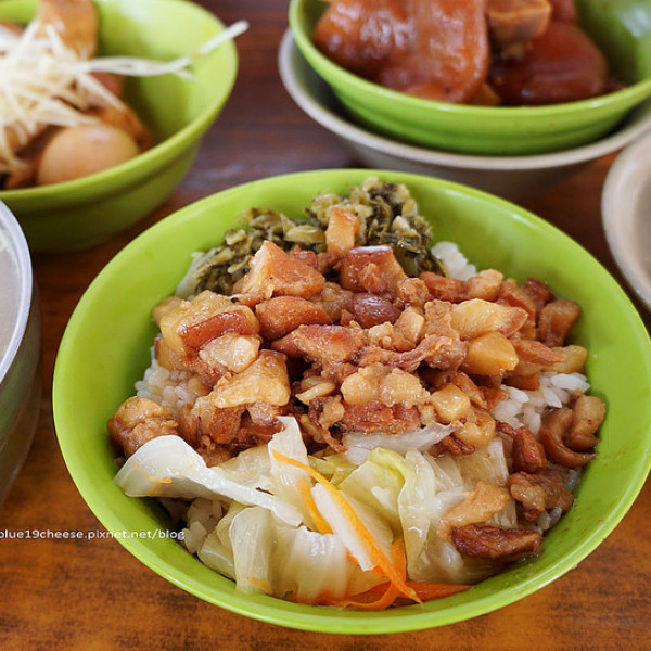 五權路 樹下 無名滷肉飯