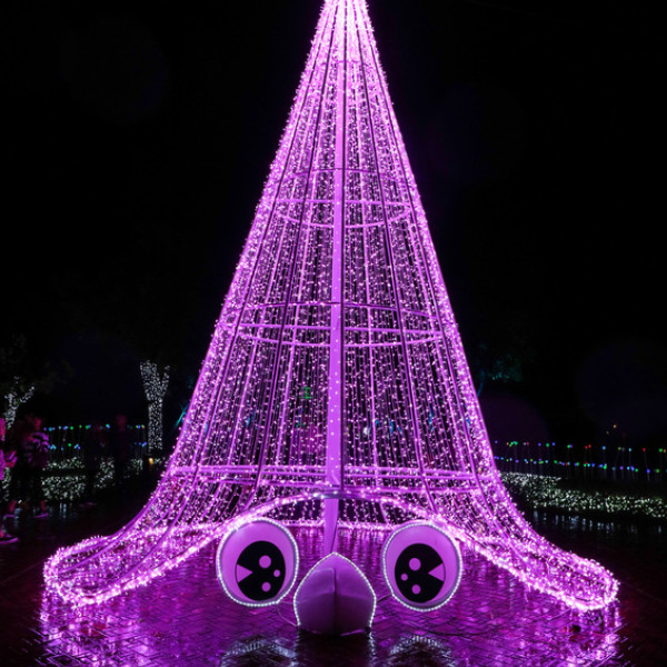 |宜蘭景點 宜蘭夢幻耶誕村 宜蘭縣政府中央公園耶誕燈光SHOW 不論白天夜晚都充滿著濃厚的耶誕氛圍|