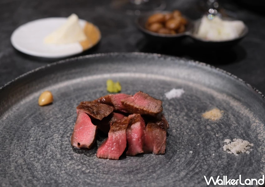 台中燒肉天皇玩出新高度!劇場式上菜秀挑戰最嗨台中燒肉,全預約制搶訂位。