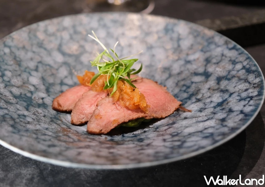 台中燒肉天皇玩出新高度!劇場式上菜秀挑戰最嗨台中燒肉,全預約制搶訂位。