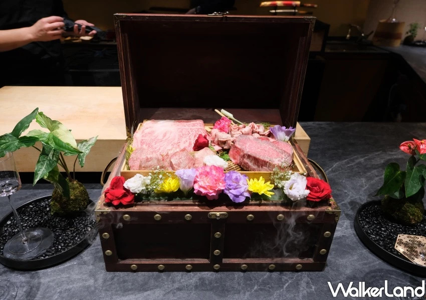 台中燒肉天皇玩出新高度!劇場式上菜秀挑戰最嗨台中燒肉,全預約制搶訂位。