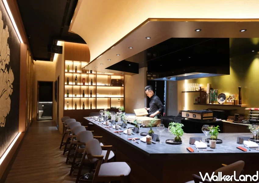 台中燒肉天皇玩出新高度!劇場式上菜秀挑戰最嗨台中燒肉,全預約制搶訂位。