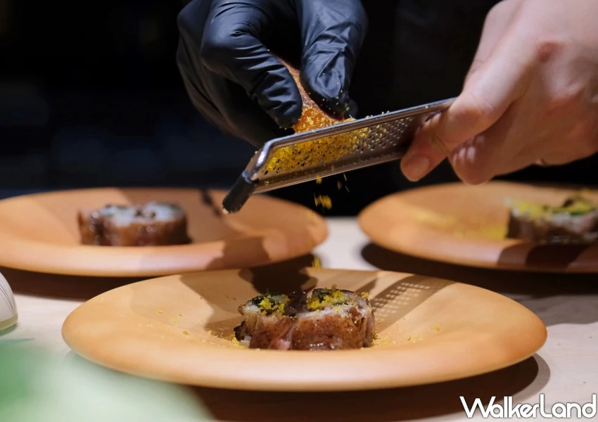 台中燒肉天皇玩出新高度!劇場式上菜秀挑戰最嗨台中燒肉,全預約制搶訂位。